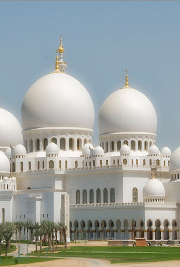 شرطة الشارقة تنظم رحلة تثقيفية إلى جامع الشيخ زايد