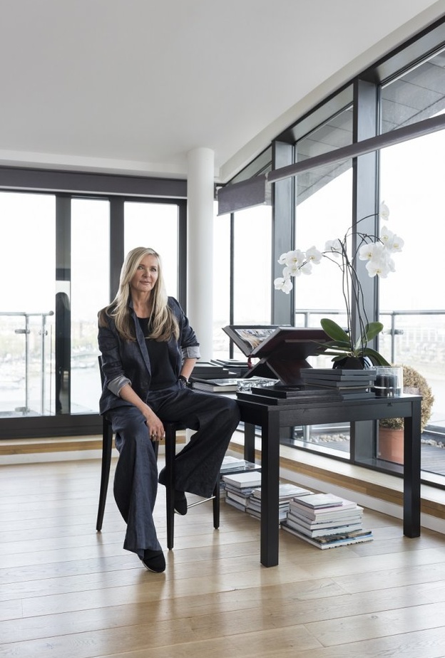 مصممة الأزياء Amanda Wakeley