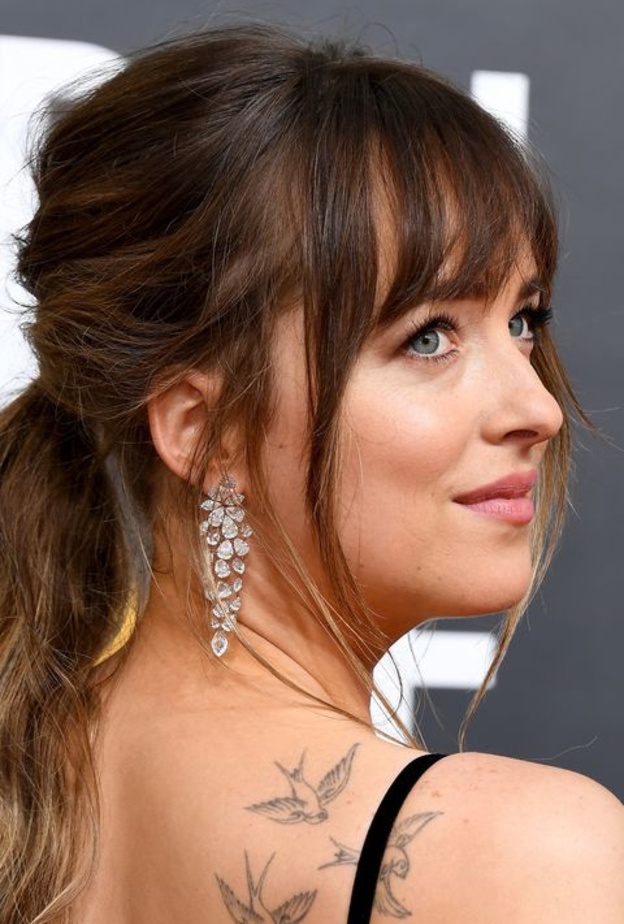 داكوتا جونسون ترتدي قلادة الماس من بولغاري Bulgari