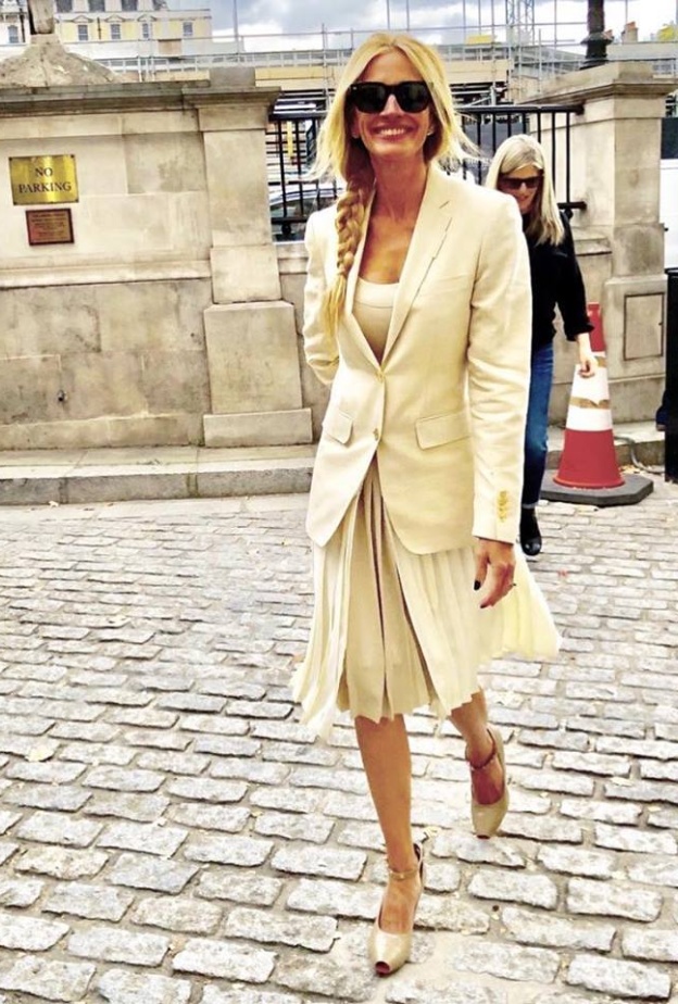 جوليا روبرتس تخطف الأنظار بابتسامتها وأناقتها في شوارع لندن