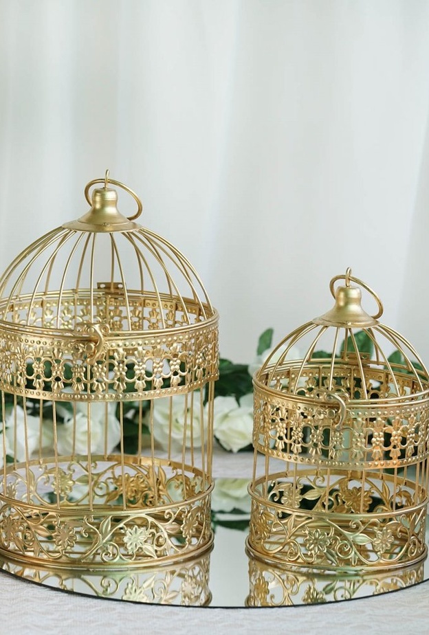 زينة مبتكرة بتعليق اقفاص الطيور من السقف