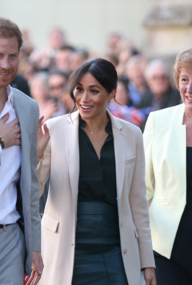 حشود من السكان المحليين فى استقبال الامير هارى وزوجته ميغان ماركل