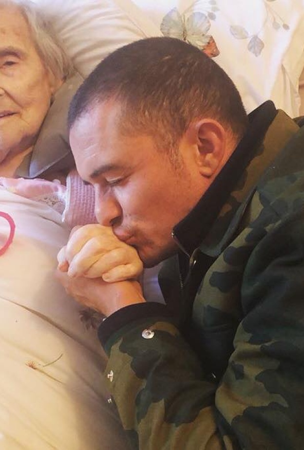 صورة تحمل معاني الحب للنجم أورلاندو بلوم مع جدته على فراش المرض