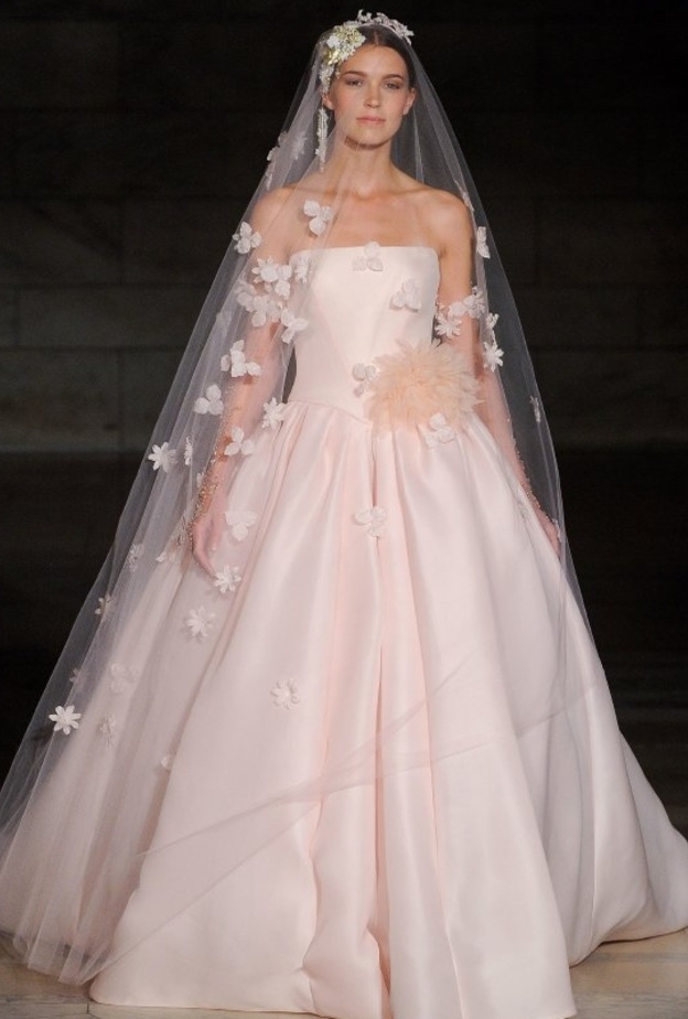 مجموعة  ريم عكرا لأسبوع الموضة العرائسي