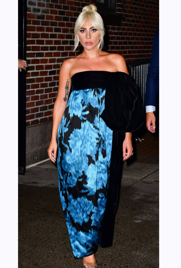 فستان صوفي فاخر وشبابي مع الياقة العالية ارتدته ‏JORJA SMITH‏ من شانيل