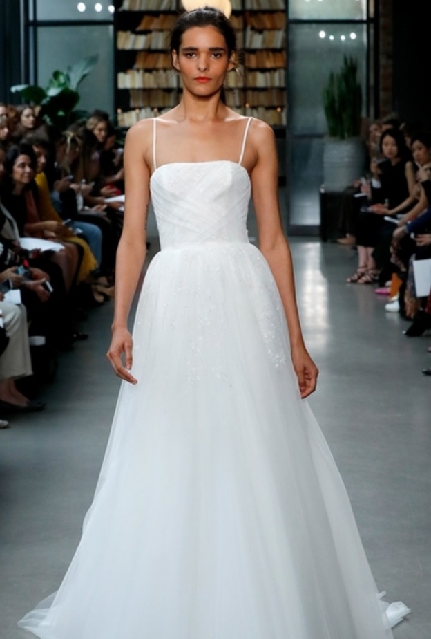 فستان زفاف امسال موديل مزركش برسومات ضخمة على شكل ازهار