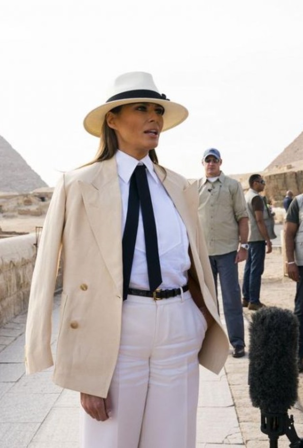 لدى وصولها الى أكرا أطلت بفستان مقلّم باللونين الأحمر الداكن والأبيض من سيلين Celine