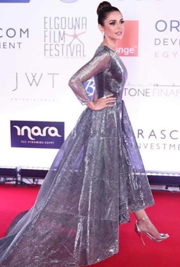 نسقت نانسي عجرم لوك شبابي في التنورة الميتالك مع التوب الزهرية الناعمة