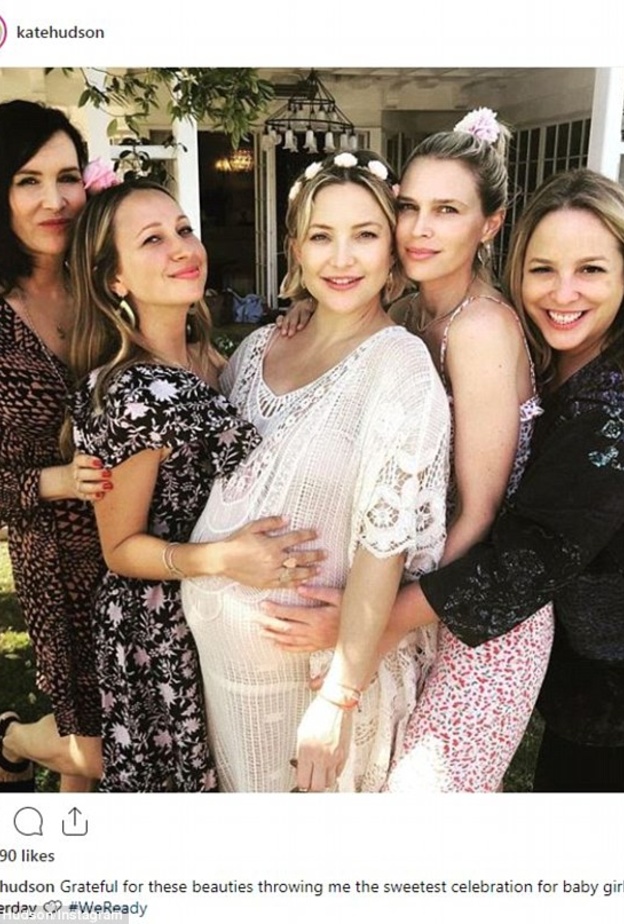 كيت مع صديقاتها قبل الحفل