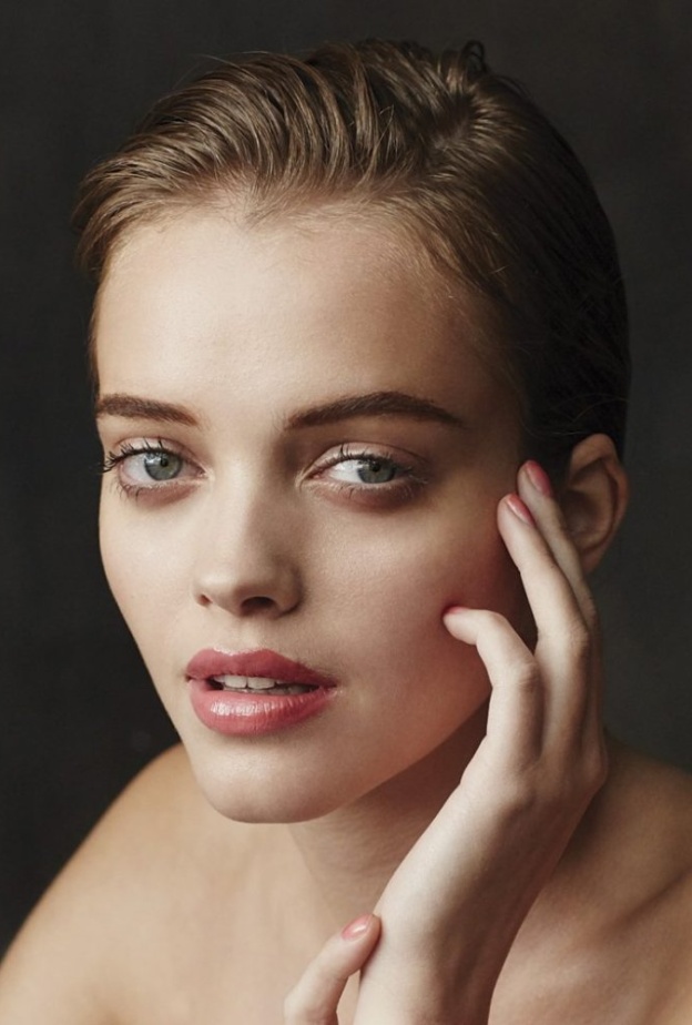 يعالج حب الرشاد الحروق التي تسببها الشمس