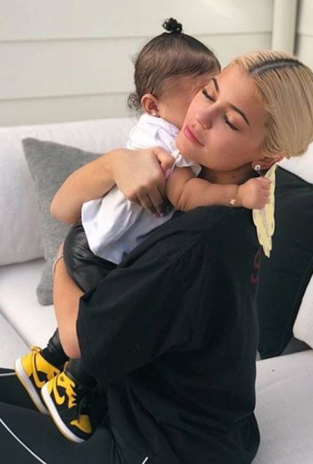 صورة تجسد معاني الأمومة وسعادة كايلي جينر بمرور 8 أشهر على ولادة ابنتها ستورمي