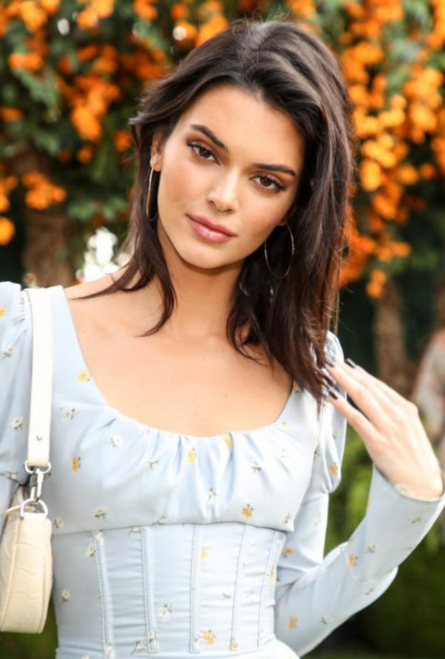 أبقت كندل شعرها الأسود القصير منسدلاً، كما إعتمدت ماكياجاً بسيطاً