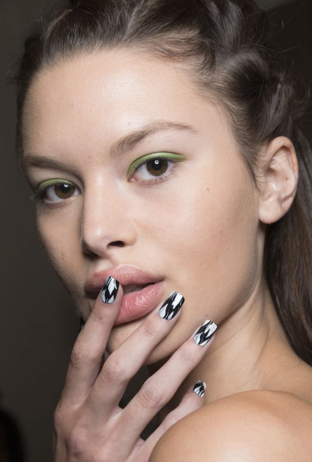 طلاء الأظافر المقلمة والملونة من Jeremy Scott