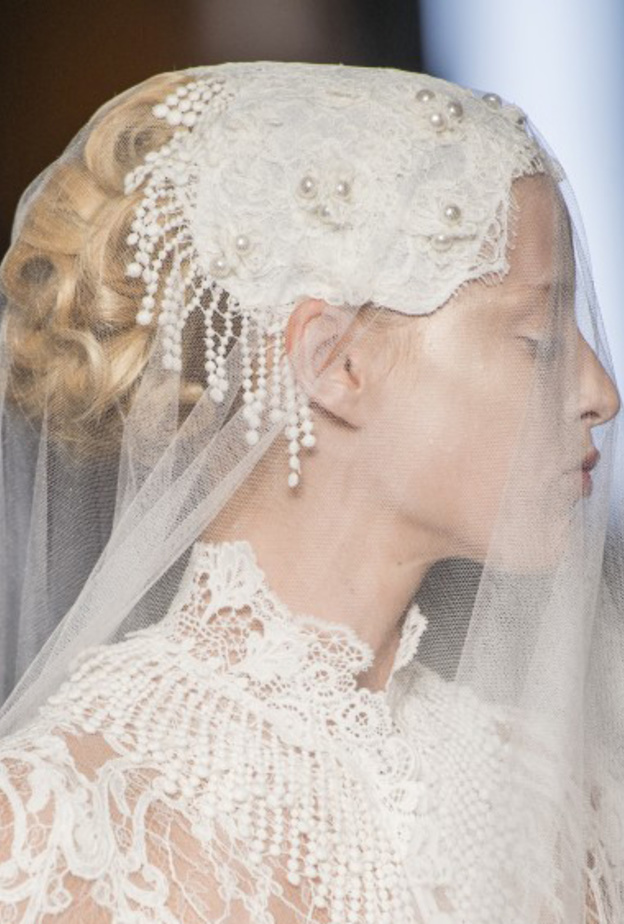 تسريحات شعر الشينيون المنخفض لعروس خريف 2019 من Antonio Grimaldi