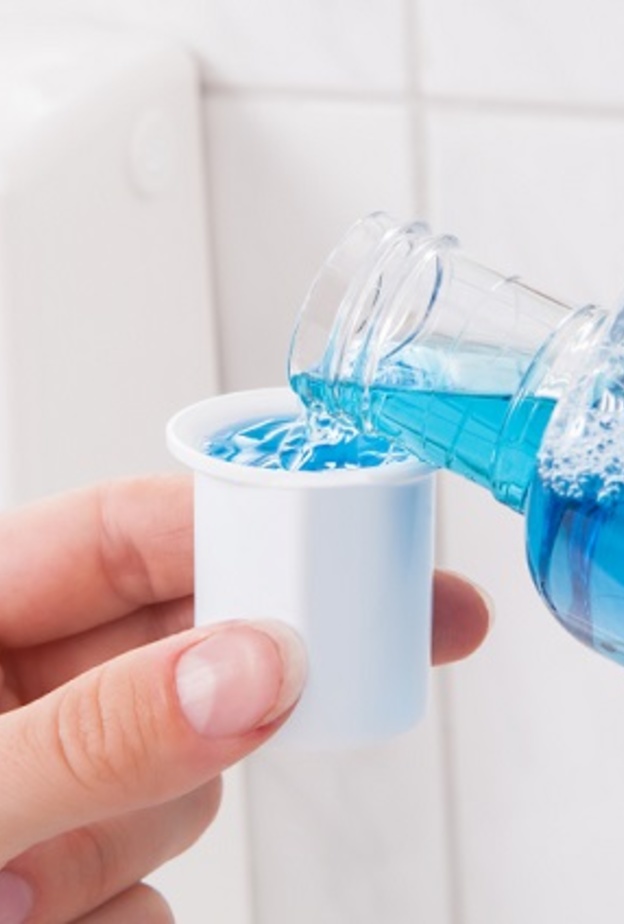 هل استخدام مضمضة غسول الفم تعني عدم استخدام الفرشاة؟