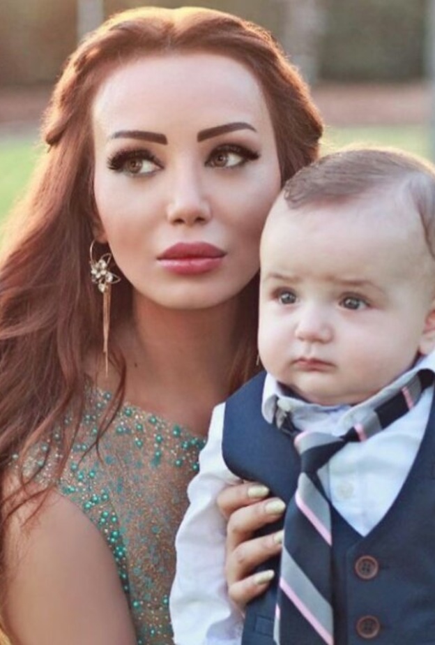 دينا هارون وابنها 