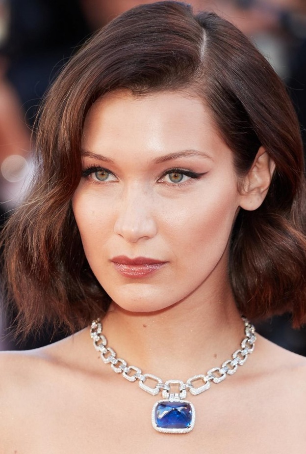 بيلا حديد ترتدي أقراط دي غريسوغونو De Grisogono