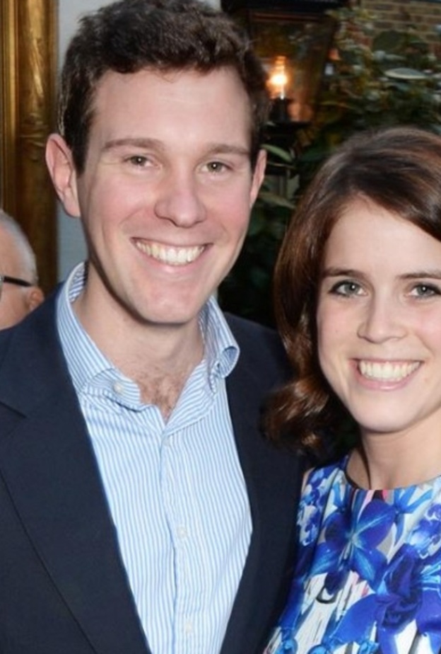 وصول سيارتين رولز رويس وبنتلي إلى قلعة وندسور استعدادات لحفل زفاف الأميرة يوجين