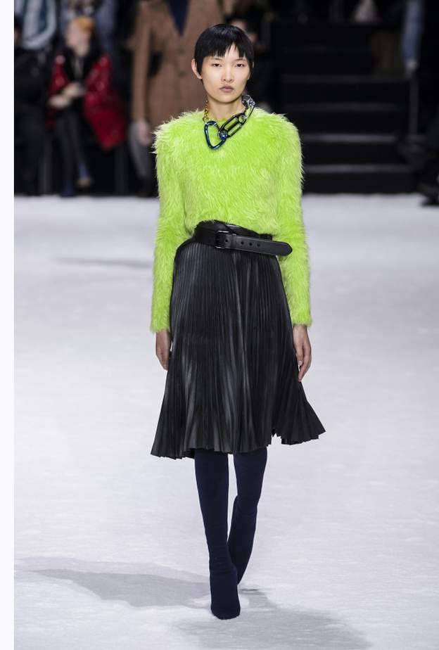 Louis Vuitton تنورة بليسيه للرّكبة، نسّقيها في إطلالاتك اليومية