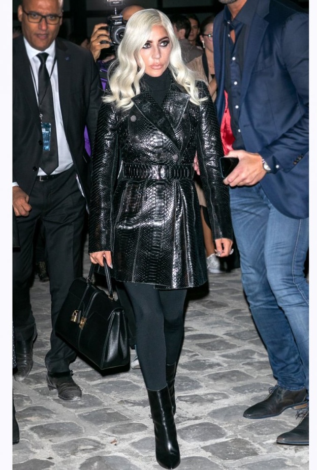 معطف أسود جلدي وطويل من وحي ليدي غاغا Lady Gaga