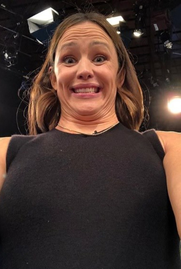 جينيفر غارنر في صورة مضحكة تسخر فيها من فنون السيلفي!