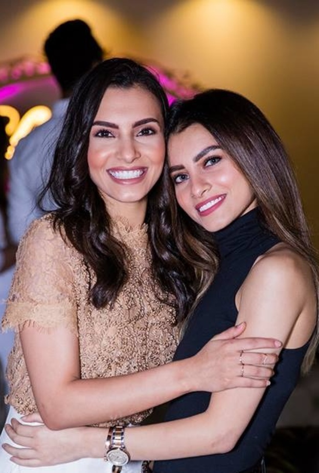كارمن سليمان مع شقيقتها في حفل عيد ميلادها