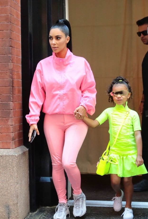 كيم كارداشيان في اطلالة بنقشة جلد الأفعى واختارت لابنتها نورث فستان ناعم