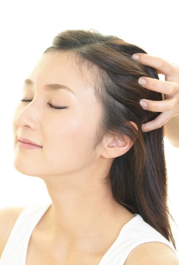 تدليك فروة الرأس يعزز من نمو الشعر