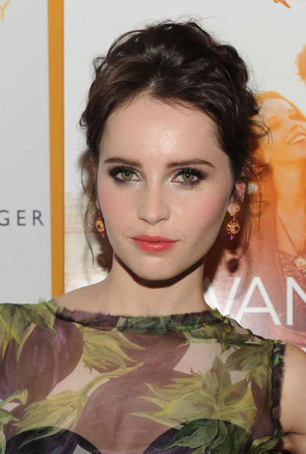 فيليسيتي جونز جذابة بأقراط الماس