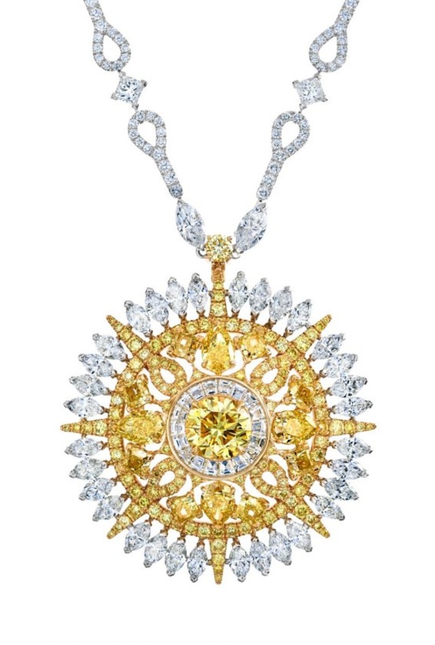  قلادة فان كليف آند أربلز من الماس الأصفر والأبيض