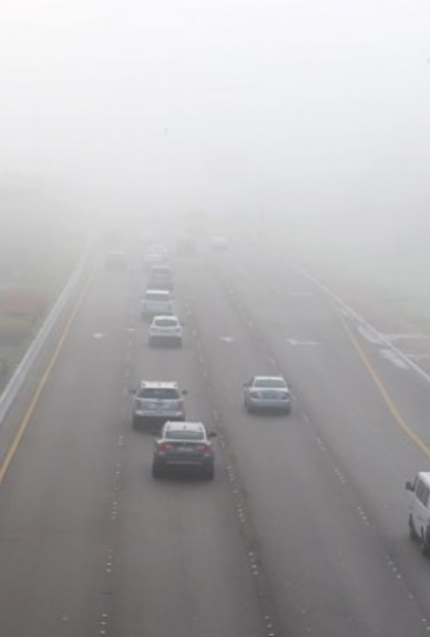 تحذير من شرطة أبوظبي أثناء القيادة في الضباب