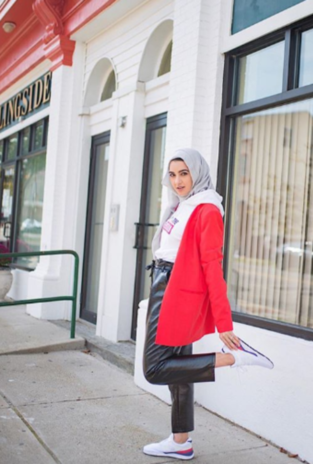 كوني كلاسيكية وأنيقة في إطلالاتك إلى الجامعة على طريقة سمر البرشا.