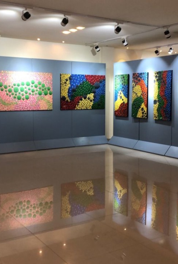 التشكيلية منى الشيخ تفتتح معضها الشخصي الأول فتنة القمر