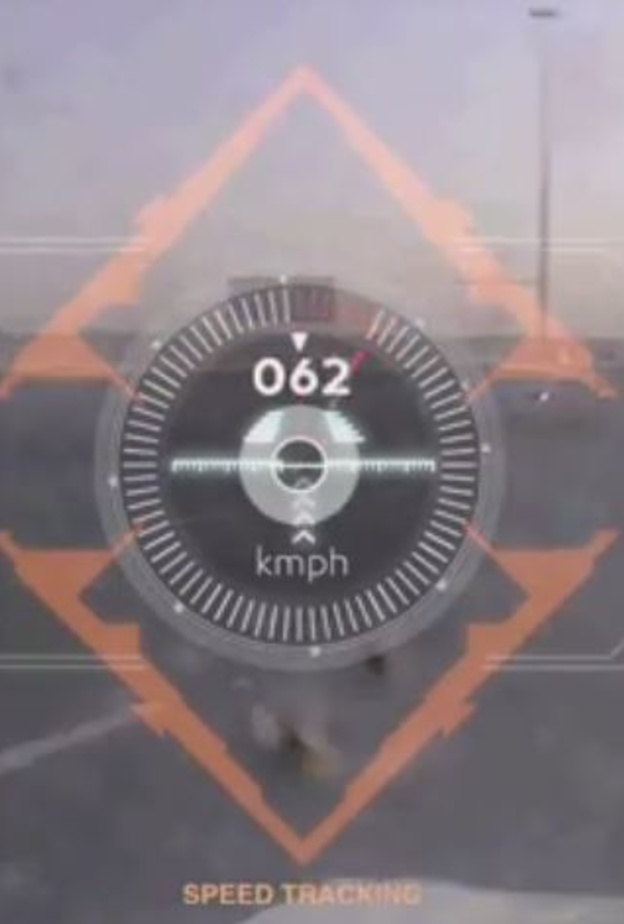 بالفيديو..شرطة دبي تنقذ مواطناً تعطل مثبت سرعة سيارته