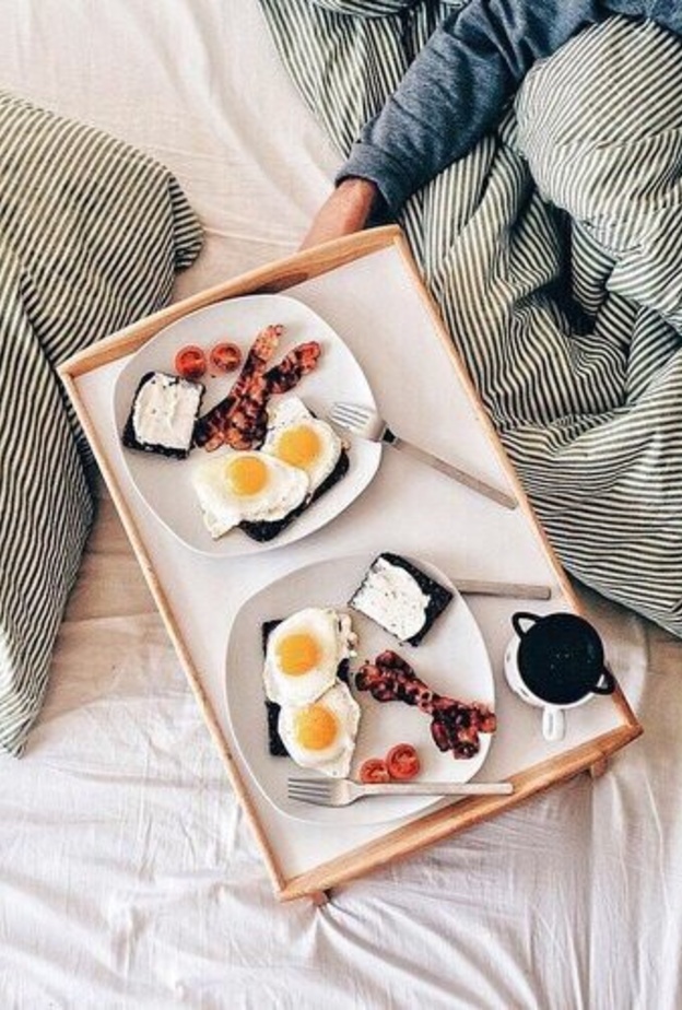 إبدئي يومك مع وجبة إفطار تعتمد على البروتين مثل البيض والخبز المحمص