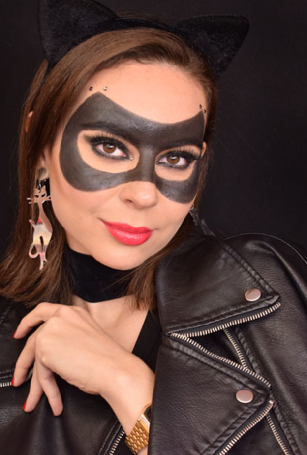 أجذبي الأنظار بقناع "المرأة القطّة" بيوم الهالوين مع  مستحضرات BROW من Benefit