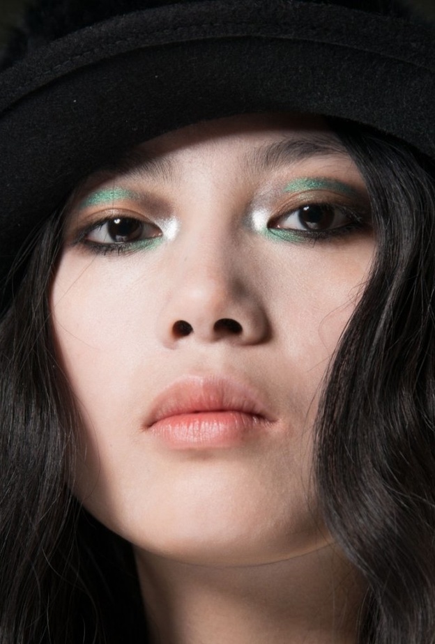 مكياج طبيعي مع إضاءة الزوايا الداخلية للعينين من Fendi