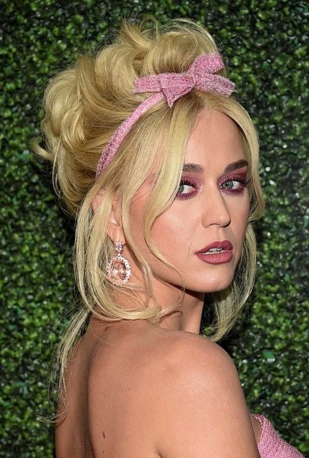 إعتمدت تسريحة الشعر المرفوع وزيّنته بعقدة زهرية حتى الماكياج تألّف من تدرجات اللون الزهري