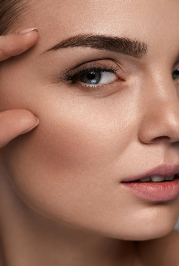 حواجب ورموش كثيفة بشكل طبيعي