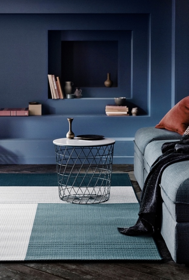  ألوان الأزرق الدافئة مع سلة القش لديكور غرفة معيشة خريفية ودافئة