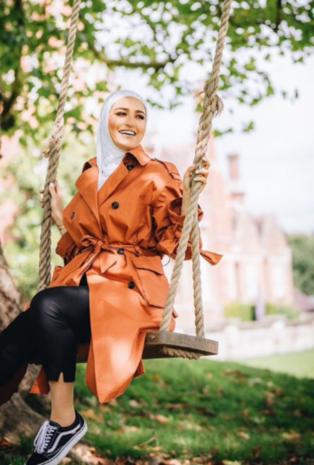 لون هادئ وناعم جدّاً للأيام الخريفية. لفتنا الحذاء الذي اعتمدته دلاليد من ديور