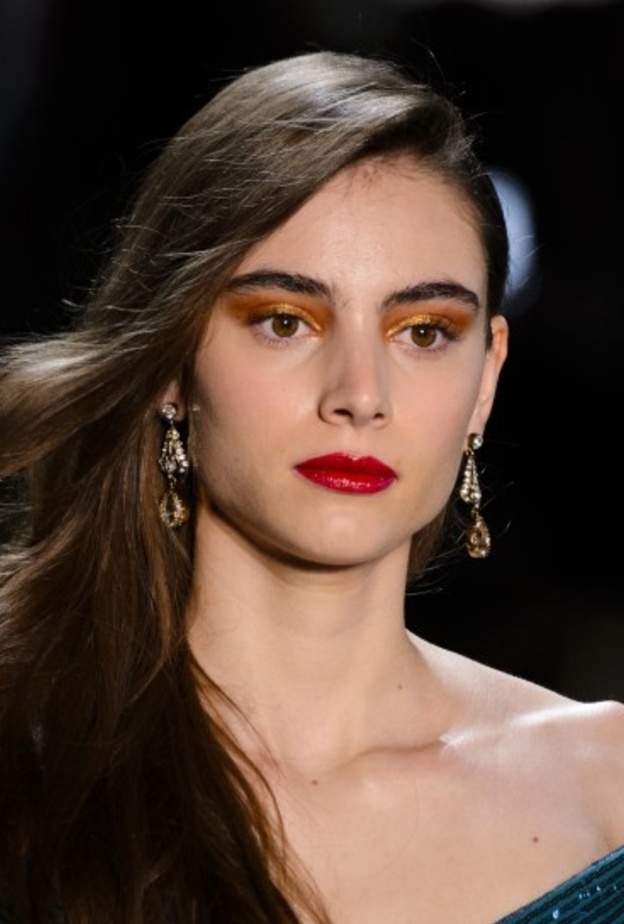 تسريحات شعر جانبية ومجعدة مع الغرة من Anna Sui