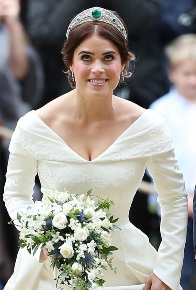 تقليد وضع العرائس الملكيات باقات الزهور أمام قبر الجندي المجهول