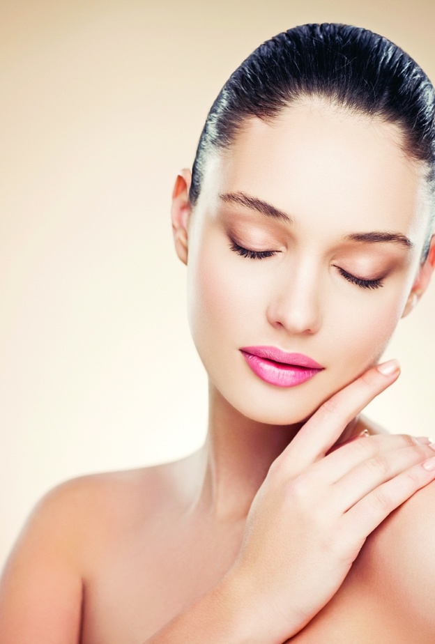 يقوم الحليب بحامية البشرة من أشعة الشمس الضارة