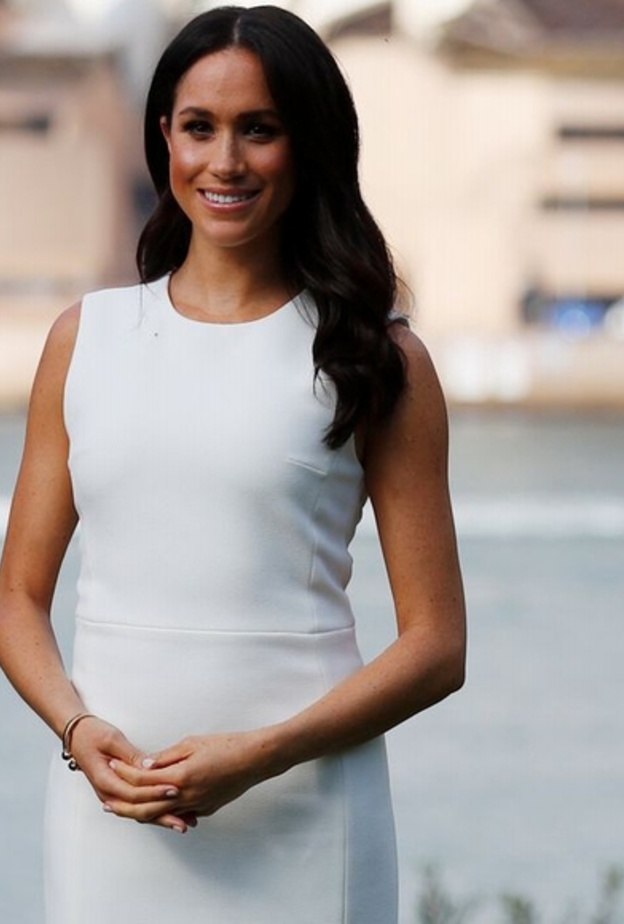  نسّقت مع الفستان معطفاً طويلاً باللون البيج وحذاء من مجموعة ستوارت وايتزمان