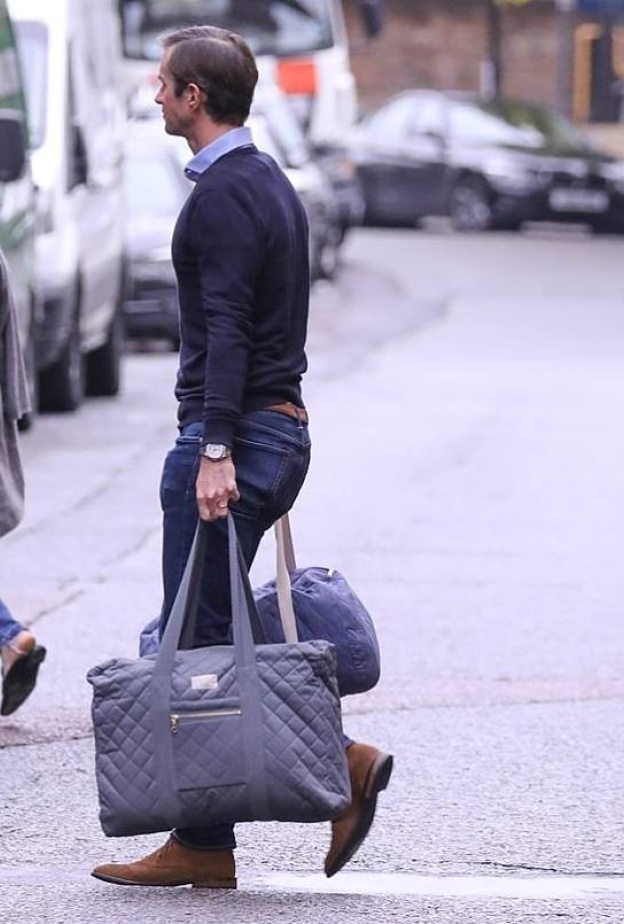 جايمز ماثيوز زوج بيبا ميدلتون يصل إلى مستشفى الولادة وهو يحمل حاجيات الأم والمولود المنتظر