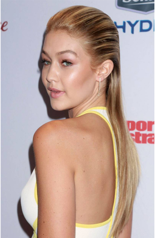 سيلينا غوميز بالشعر المبلل القصير Selena Gomez