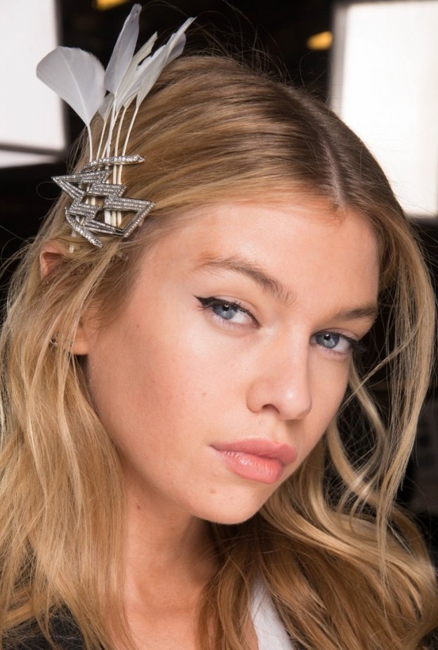 اكسسوارات شعر الدبابيس اللماعة مع الرسمات من Ashley Williams