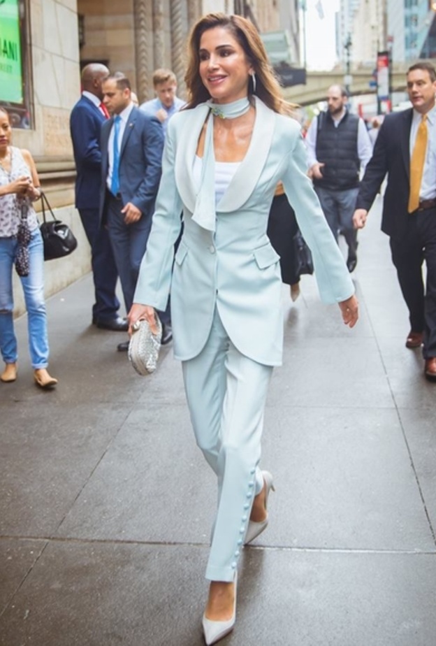  إطلالة ساحرة باللون الأزرق للملكة ديانا