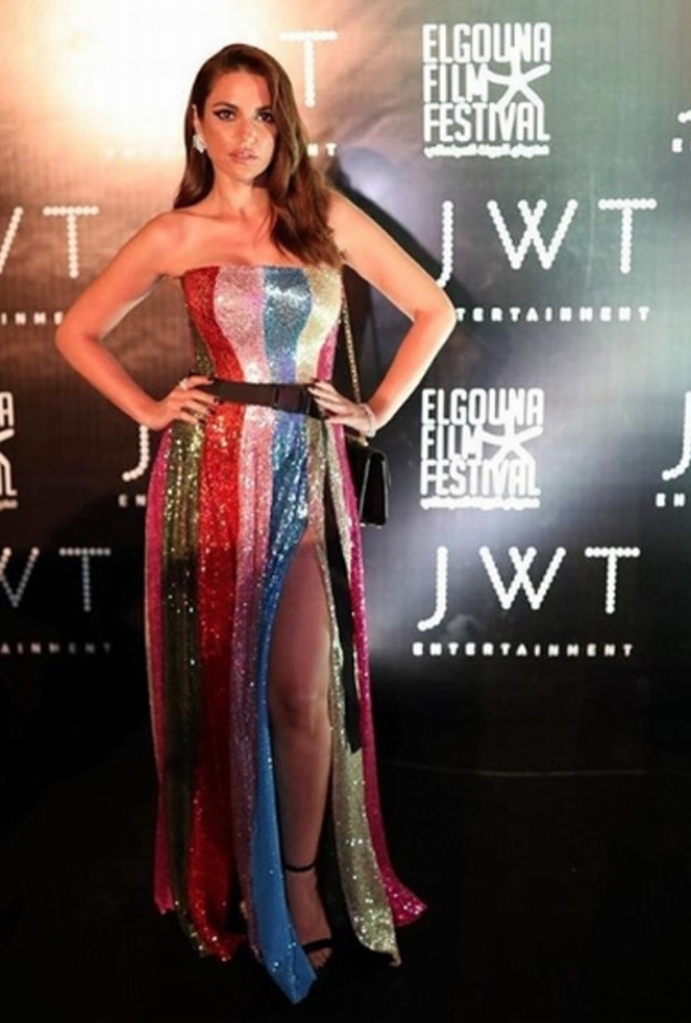 مي سليم في فستان ترتر مبتكر باللون البنفسجي